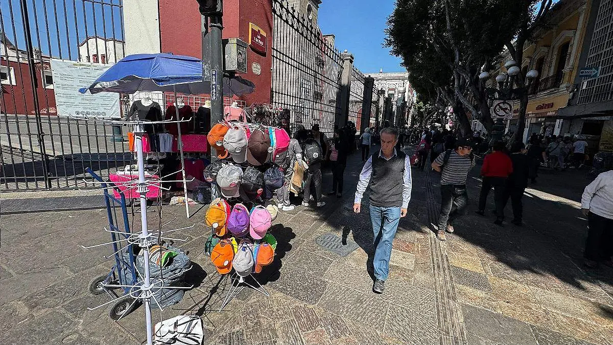 Ambulantes invaden la calle 5 de Mayo